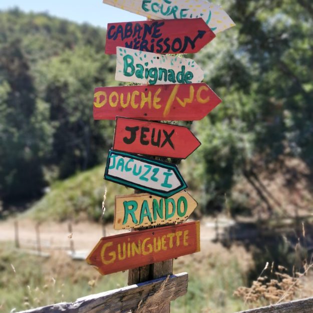 IMG 20200808 121531 scaled rkxn2gwdtqsd3eq0fn5vlq0zk49rvyko5hp1nxuyei La photo n’est pas dingue… mais le panneau, lui, est génial !